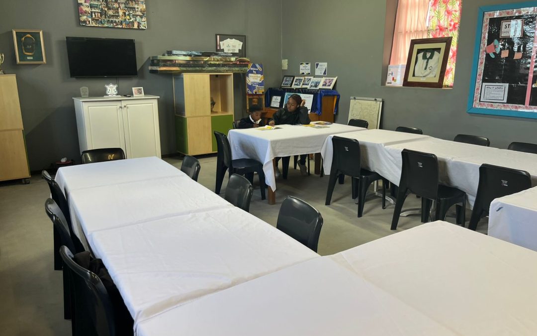 Meubels vir Kretzenshoop Laerskool, geskenk deur Nedbank Commercial en eKerk.
